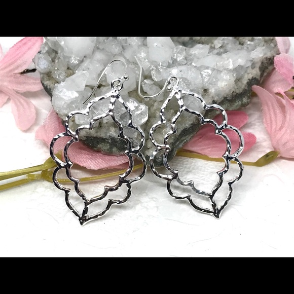 NEW 🌸 scalloped double drop hammered earring - Picture 3 of 3